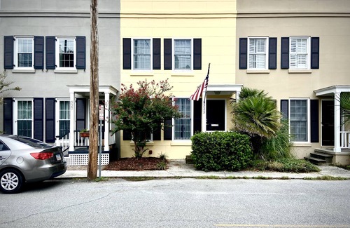 Historic Downtown Savannah House | Stylish House By Forsyth Park