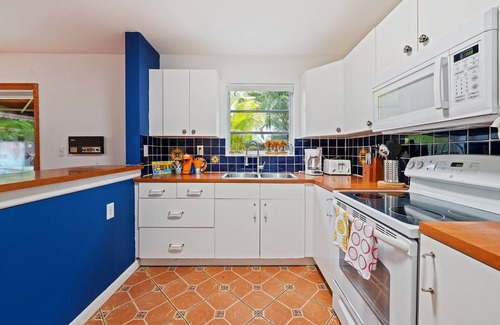 Coral Way House | Stylish House by Grove Central. Private Patio BBQ. 5mi Beach