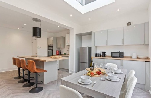 Ashton in Makerfield House | Stylish House - Free Parking, Fast Wifi & SmartTV