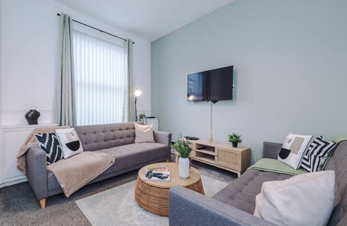 Droylsden House | Stylish House in Manchester Sleeps7|Wi-Fi Parking