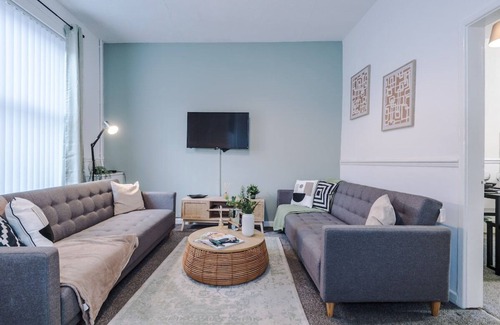 Droylsden House | Stylish House in Manchester Sleeps7|Wi-Fi Parking