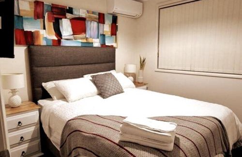Worrigee House | Stylish House in Worrigee 3mins walk to Shops with Free Parking and Wi-Fi