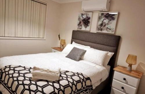 Worrigee House | Stylish House in Worrigee 3mins walk to Shops with Free Parking and Wi-Fi