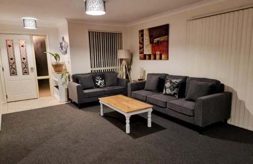 Worrigee House | Stylish House in Worrigee 3mins walk to Shops with Free Parking and Wi-Fi
