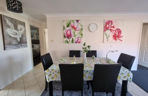 Worrigee House | Stylish House in Worrigee 3mins walk to Shops with Free Parking and Wi-Fi