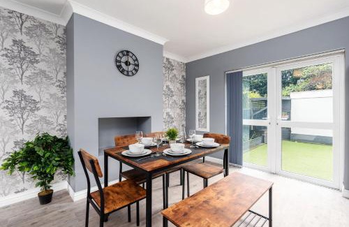 Knottingley Apartment | Stylish House with Garden
