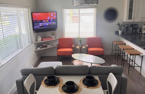 North Hyde Park House | Stylish Hyde Park Gem | Near Riverwalk & Bayshore