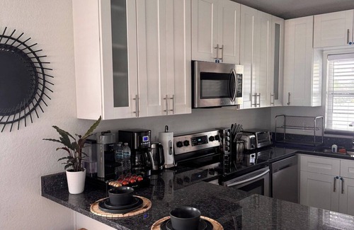 North Hyde Park House | Stylish Hyde Park Gem | Near Riverwalk & Bayshore