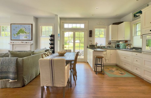 Vineyard Haven House | Stylish In-Town Cottage- Walk to everything!