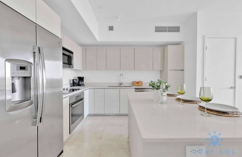 Hallandale Beach Apartment | Stylish - Incredible Views & Top Amenities