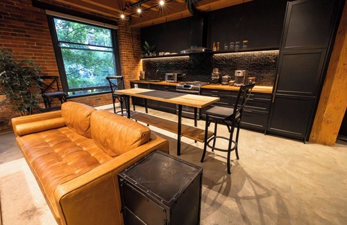 Crosstown Apartment | Stylish Industrial Loft Historic Gastown