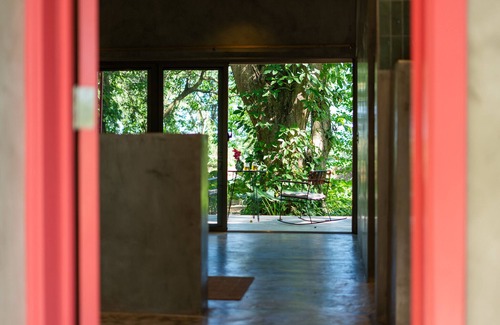 Sabaneta de Yasica Cabin | Stylish Jungle Cabin – Riverfront Retreat with Hammocks & Wi-Fi