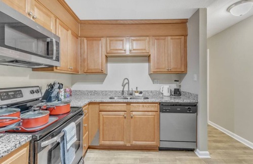 Crabtree Apartment | Stylish King 2BR Suite—in Crabtree Valley Raleigh!