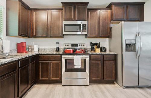 Southwest Raleigh House | Stylish King 3-Bed Townhome Minutes to Cary & NC State