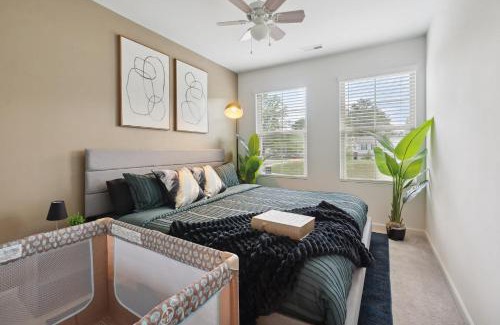 Southwest Raleigh House | Stylish King 3-Bed Townhome Minutes to Cary & NC State