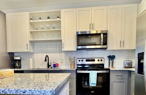 Southside Apartment | Stylish King Bed Southside Jax Pool Gym Mayo UNF