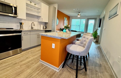 Southside Apartment | Stylish King Bed Southside Pool Gym TownCenter I95nnSharennSave
