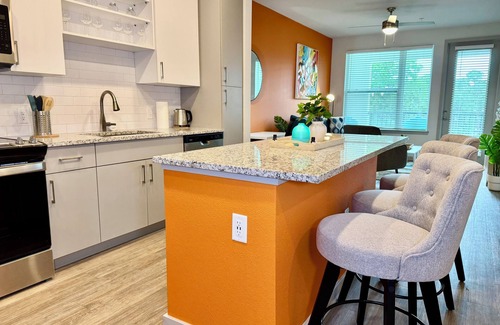Southside Apartment | Stylish King Bed Southside Pool Gym TownCenter I95nnSharennSave