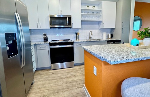 Southside Apartment | Stylish King Bed Southside Pool Gym TownCenter I95nnSharennSave
