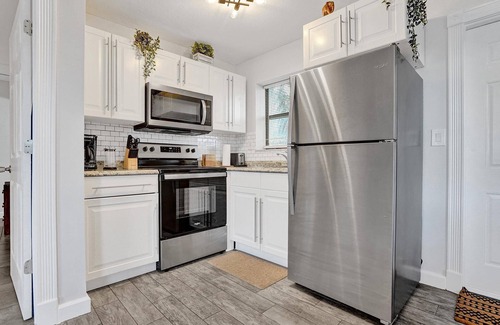 Middle River Terrace House | Stylish King Suite Near Beach, Bars & Dining