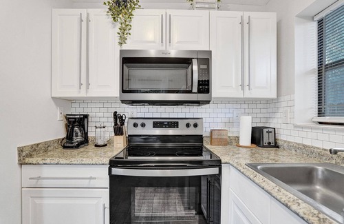 Middle River Terrace House | Stylish King Suite Near Beach, Bars & Dining