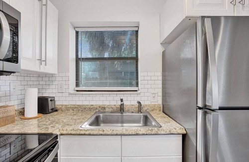 Middle River Terrace House | Stylish King Suite Near Beach, Bars & Dining