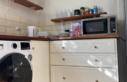Lake Albert House | Stylish Lake Albert Cottage. Wagga Wagga
