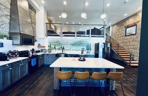 Enterprise Condo | Stylish large Litch Hotel getaway with amenities for all