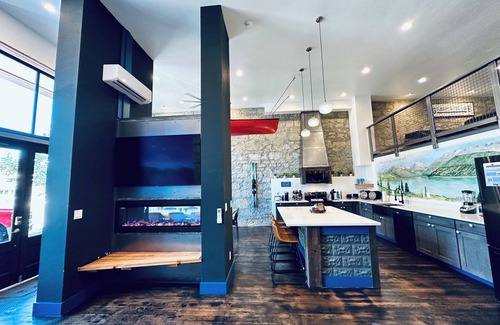 Enterprise Condo | Stylish large Litch Hotel getaway with amenities for all
