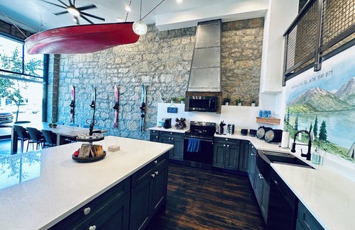 Enterprise Condo | Stylish large Litch Hotel getaway with amenities for all