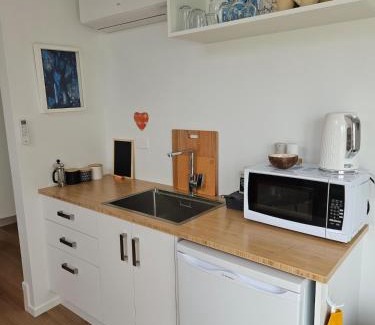 Otumoetai Apartment | Stylish light filled apartment in quiet street