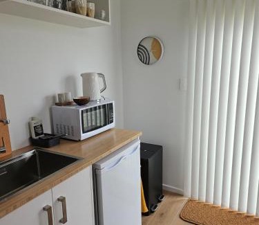 Otumoetai Apartment | Stylish light filled apartment in quiet street