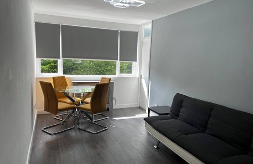 Wythenshawe Apartment | Stylish Living Stays - Luxury Apartment for 3