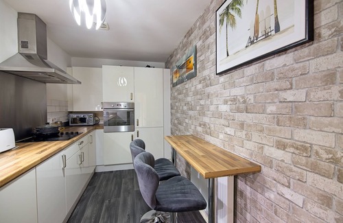 Rusholme Apartment | Stylish Lodge Villa