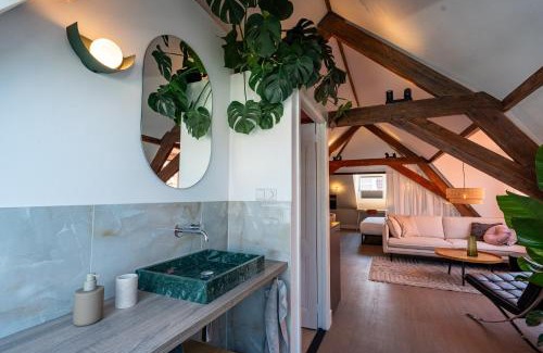 Koningsplein Apartment | Stylish loft Den Haag - The King Swiete - Between city center & the beach - B&B The Swiete