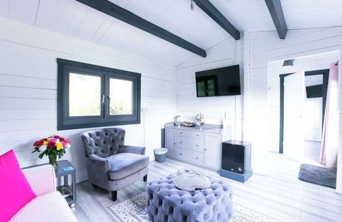 Wilmington Cabin | Stylish Log Cabin for a Cozy Stay