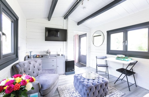 Wilmington Cabin | Stylish Log Cabin for a Cozy Stay