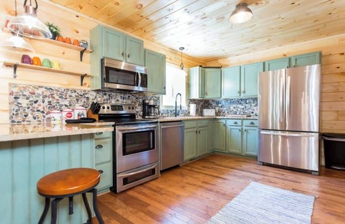 Massanutten Cabin | Stylish Log Home Double Balconies Hot Tub Fire table Community Pool Billiards In Massanutten Resort