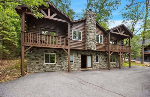 Massanutten Cabin | Stylish Log Home Double Balconies Hot Tub Fire table Community Pool Billiards In Massanutten Resort