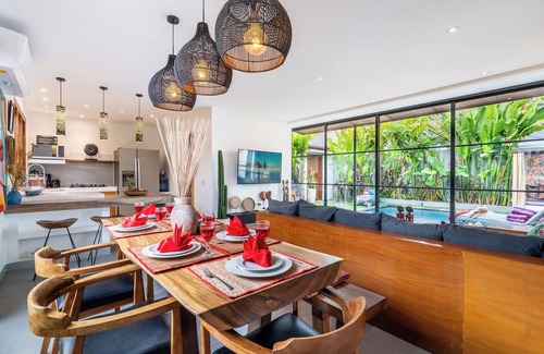 Kerobokan Villa | Stylish Luxe Design, 5-mins drive to Beach, BBQ, Peaceful, Cozy & Fast WIFI.