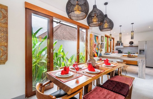 Kerobokan Villa | Stylish Luxe Design, 5-mins drive to Beach, BBQ, Peaceful, Cozy & Fast WIFI.