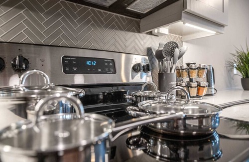 Fort Worth Apartment | Stylish Luxury King Bed | Gym+Pool+Stockyards