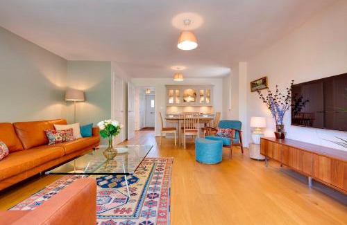 Cambridge House | Stylish luxury on edge of Cambridge Free Parking Pass the Keys