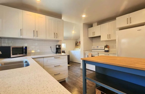 Cultus Lake House | Stylish Main-Beach Lake House with A/C