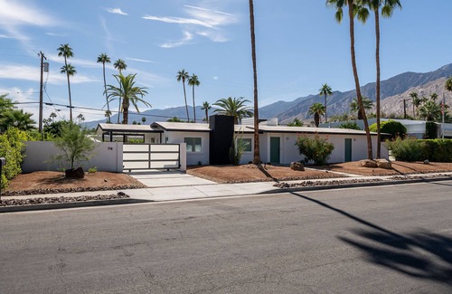 Warm Sands House | Stylish Mid-Century Home