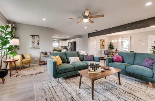 Heath House | Stylish Mid Century Modern Home @ Lake Ray Hubbard