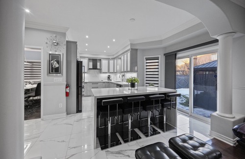 Meadowvale Village House | Stylish Mississauga Stay 4BR- Office + Patio + BBQ