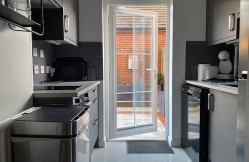 Willesborough Apartment | Stylish Modern 1 Bedroom Flat With Patio Garden & Parking