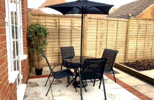 Willesborough Apartment | Stylish Modern 1 Bedroom Flat With Patio Garden & Parking