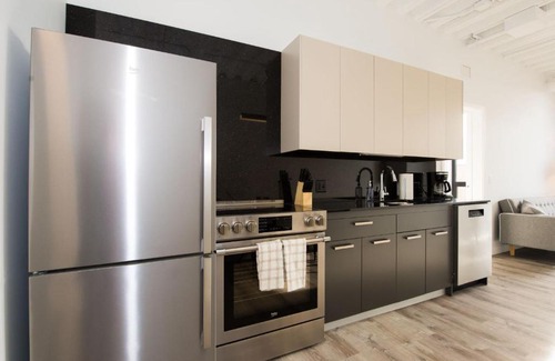 Edgewater Apartment | Stylish Modern 1BR Suite Right by Loyola University - StayGia